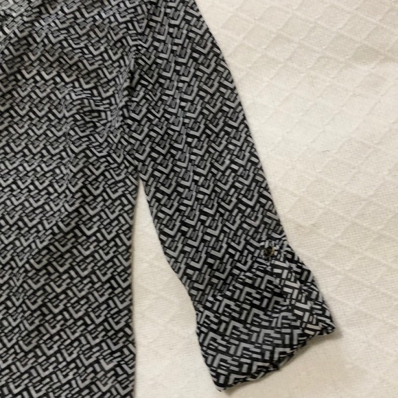 🔥 3 for 15 🔥 A.N.A Flowy Black and White Top - Picture 3 of 5